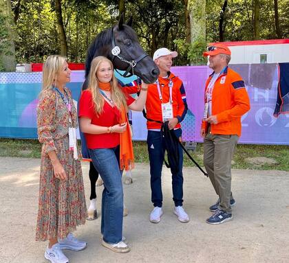 Máxima, de zapatillas, contempla la charla entre un ciclista neerlandés y el rey Guillermo en la carrera inaugural de este domingo