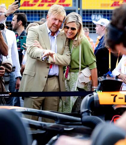 Máxima eligió un outfit en tono oliva al tiempo que Guillermo llevó un traje en color beige