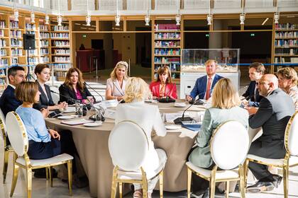 Máxima en la mesa redonda contra la violencia de género.