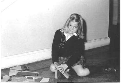 Máxima en su uniforme de colegio