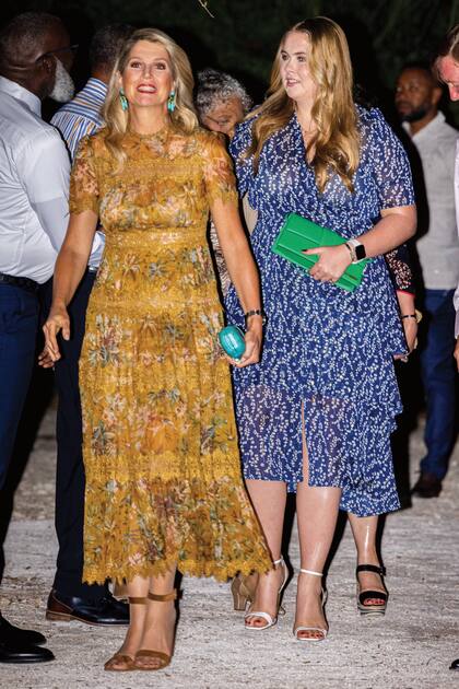 Máxima, espléndida, con vestido de Zimmermann y sandalias Gianvito Rossi, sale de comer acompañada por Amalia, que lleva vestido con volado de LaDress, clutch Jacquemus y sandalias Schutz