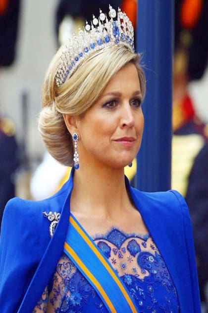 El diseño en azul Klein que la reina Máxima de los Países Bajos lució en su coronación
