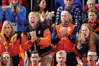 Máxima, Guillermo Alejandro y Amalia de los Países Bajos aplauden a sus deportistas
durante la prueba de 3000 metros de patinaje femenino de velocidad
