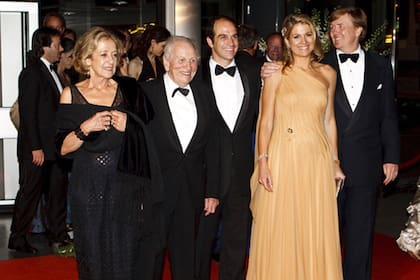 Martín con sus padres, su hermana Máxima, y el rey de Holanda