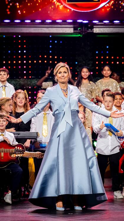 Máxima lució una pollera y una blusa celeste y se robó todas las miradas