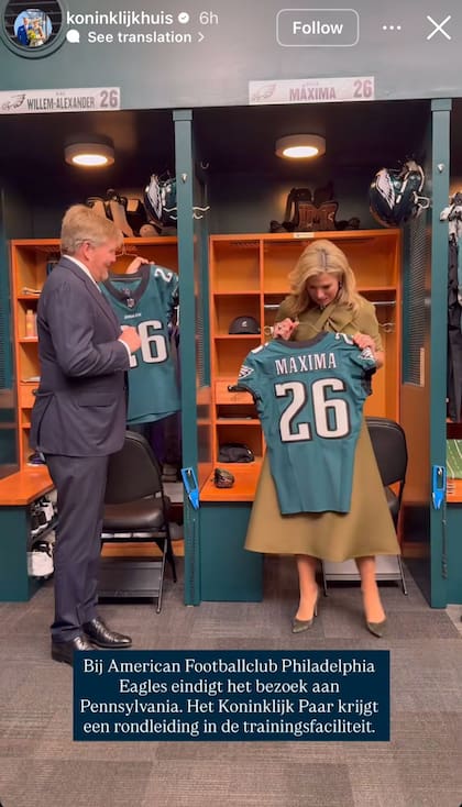 Máxima mira atenta su camiseta de fútbol americano
