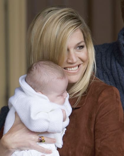 Máxima, por entonces princesa, con Ariane en sus brazos durante el cumpleaños número 2 de Alexia, el 26 de junio de 2007.