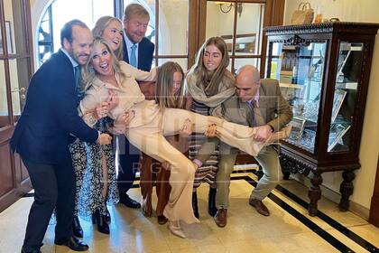 Máxima se mostró distendida y a pura carcajada junto a su familia.