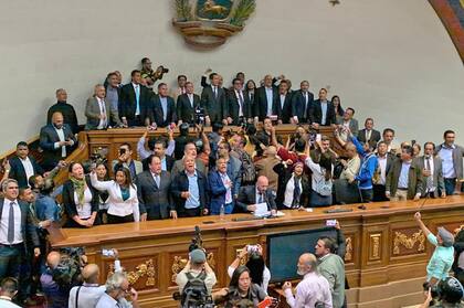 Máxima tensión en Venezuela: en medio de incidentes, Guaidó entra al Parlamento