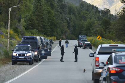 Tensión en Villa Mascardi: la policía se enfrentó con mapuches en un predio tomado