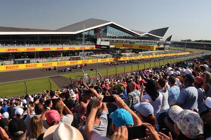 Máxima tensión. Se pone en marcha la carrera y ningún espectador quiere perderse la ocasión de registrar el momento con su celular