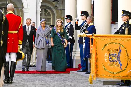 Máxima usó un vestido del holandés Mohamed Benchellal, nacido en Marruecos, que según informa la maison "está hecho completamente con material reciclado".