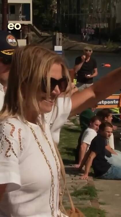 Máxima utilizó un vestido blanco y gafas de sol