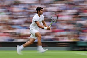 El arte de la defensa: Carlos Alcaraz llegó a todo y puso de pie a Wimbledon con un punto genial
