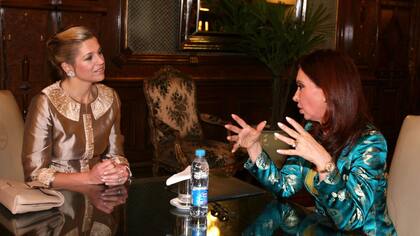 Máxima y Cristina Kirchner, durante la reunión que mantuvieron en la Casa Rosada en 2008