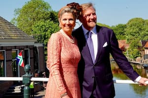 Máxima y Guillermo juntos sobre el puente de Winsum groningen