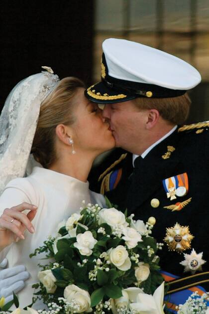Máxima y Guillermo sellan su boda con un beso. Fue el 2 de febrero de 2002. El look de la novia (un vestido de Valentino que costó 100 mil euros) incluía los pendientes que la Reina lució en Róterdam durante su visita de este lunes 2