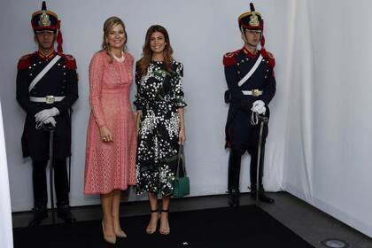 Maxima y Juliana en Malba. Rosa calado para la Reina, estampas para la Primera Dama.