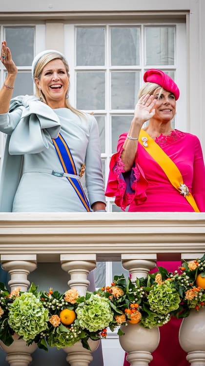 Máxima y la princesa Laurentien desde el balcón. Al quitarse uno de los guantes, la Reina dejó ver el impresionante anillo que llevaba en su dedo anular.