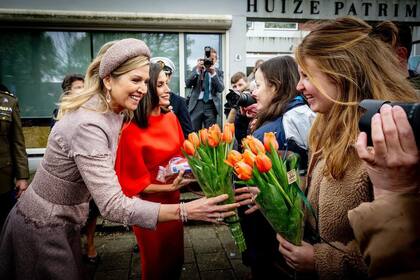 Máxima y Letizia en el LAB6, un centro dedicado a la salud mental de jóvenes entre 12 y 23 años en el que se organizan planes deportivos y culturales. Para esta jornada, la reina neerlandesa eligió una propuesta de Claes Iversen con un gran cinturón. Letizia, por su parte, apostó por un equipo de vestido y tapado de Carolina Herrera.