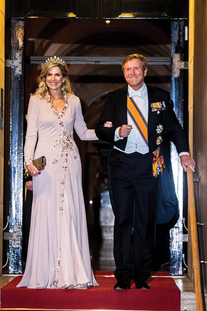 Máxima y su marido, Guillermo Alejandro, quien, para la cena anual del cuerpo diplomático del lunes por la noche, lució una corbata blanca, la banda, la estrella de la Orden Militar y la estrella de la Orden del León de los Países Bajos.