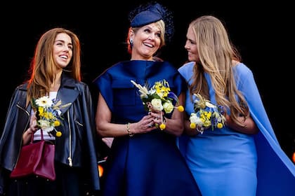 Máxima y sus dos hijas Amalia y Alexia –la menor, Ariane (que cumplió 18 años el 10 de abril), no fue de la partida porque está estudiando en Italia– se mostraron cómplices y muy divertidas durante los festejos.