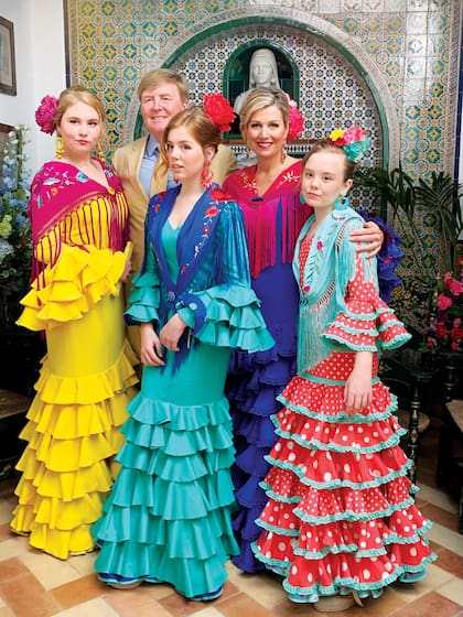 Máxima y sus hijas vestidas con trajes típicos flamencos