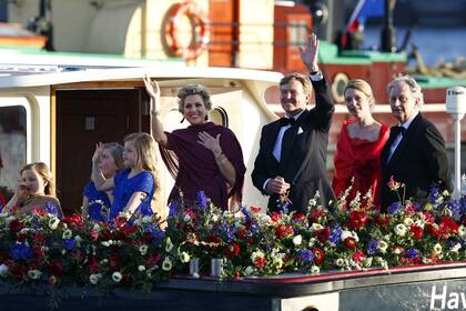 Máxima y un vestido en tonos burdeos para el paseo en barco