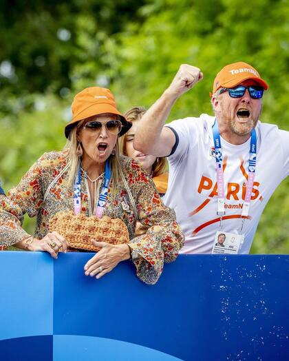 Máxima Zorreguieta apoyó a los ciclistas neerlandeses en su debut junto al rey Guillermo y sus hijas