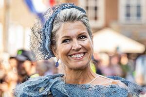 Máxima Zorreguieta causó sensación con el look que eligió para participar de los preparativos de un desfile de flores (Foto: Instagram @queen.maxima / Patrick van Katwijk)