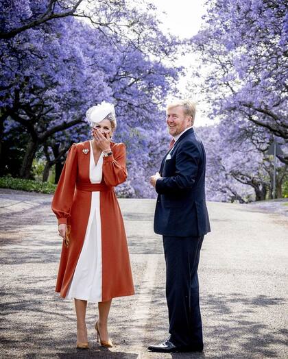 Máxima Zorreguieta con Guillermo y los jacarandás de fondo