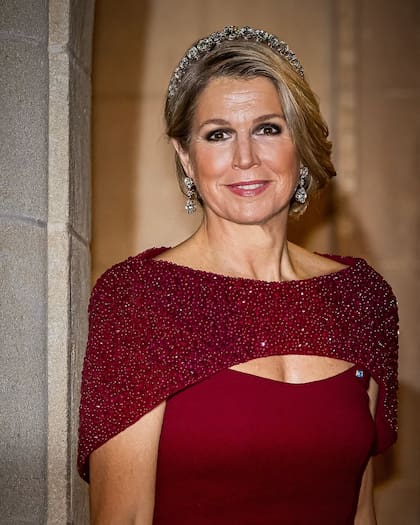 Máxima Zorreguieta deslumbró con un vestido bordó del diseñador Jan Taminiau, (Foto: Instagram @patrickvkatwijk)