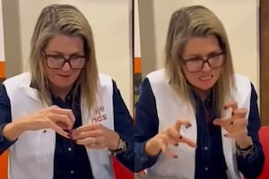 Máxima Zorreguieta hizo manualidades con mosaicos y no pudo ocultar su frustración cuando se le complicó el manejo de las piezas (Foto: Captura de video / @eo_blauwbloed)