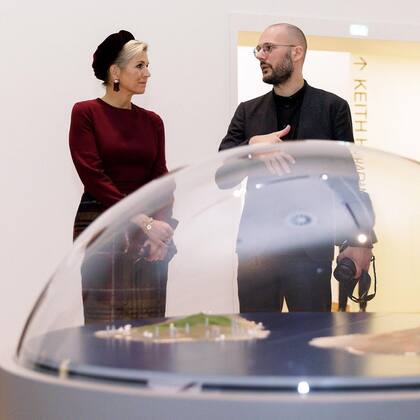 Máxima Zorreguieta junto al ganador del concurso, Jonas Staal