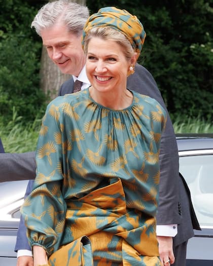 Máxima Zorreguieta se lució con un set estampado en azul verdoso y naranja (Foto: Instagram @vorsten_nl)