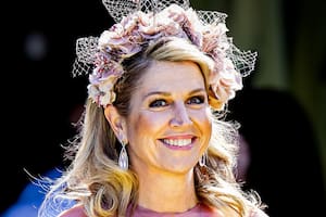 Máxima Zorreguieta se robó todos los flashes con el elegante vestido color ocre que lució para aterrizar en Praga (Foto: Instagram @patrickvkatwijk)