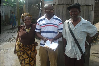 Máxime junto a sus padres en Douala