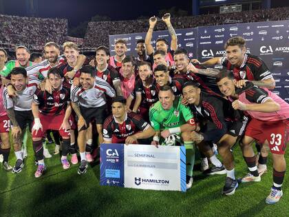 Maximilano Salas y el capitán Franco Armani, abajo, con el cartel que declara a River semifinalista de la Copa Argentina