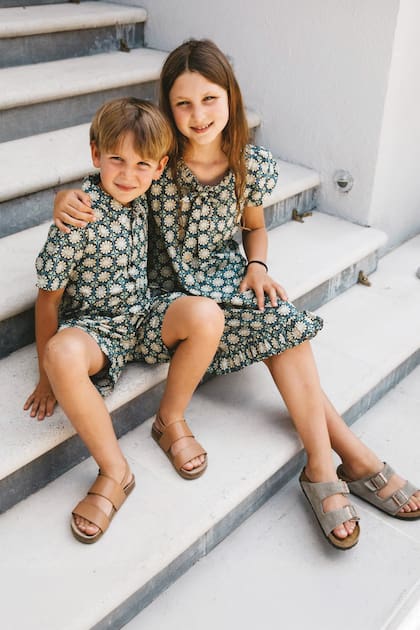 Maximilian e India, con looks de la misma estampa para las fotos del
catálogo de Muzungu Sisters.