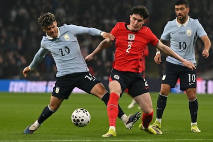 Maximiliano Araujo y Tino Livramento, en plena lucha