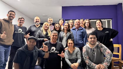Maximiliano Cobas, segundo a la izquierda, arriba