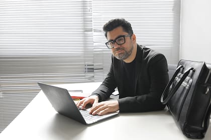 Maximiliano Córdoba, el productor teatral que adapta La granja de Zenón