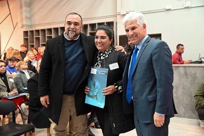 Maximiliano Frontera, con el gobernador Poggi, en un acto de entrega de escrituras, el mes pasado