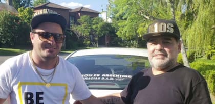 Maximiliano Gallo junto a Diego Maradona