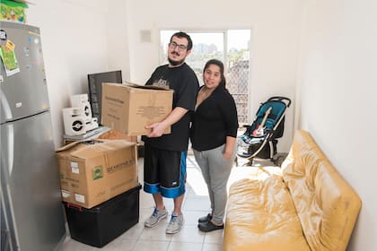 Maximiliano, Lorena y sus hijos lograron mudarse con la ayuda de la ONG Hábitat para la Humanidad a un departamento de tres ambientes; vivían todos en una pieza de un inquilinato