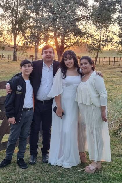 Maximiliano, Mauricio -marido de Lorena-, Ariadna y Lorena en la chacra de Los Cardales donde se realizó la fiesta de 15