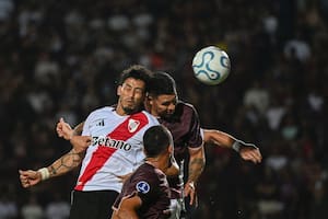 Carabobo, que juega con 10, le empató a River con un penal cerca del final
