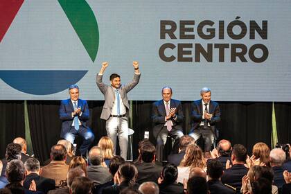 Maximiliano Pullaro, de pie, junto a los gobernadores Martín Llaryora y Rogelio Frigerio y el ministro Guillermo Francos