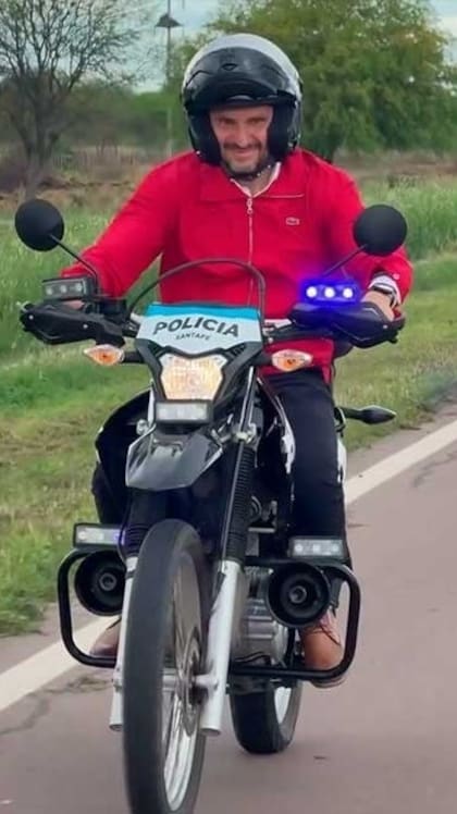 Maximiliano Pullaro recorrió una ruta provincial en una moto de la policía