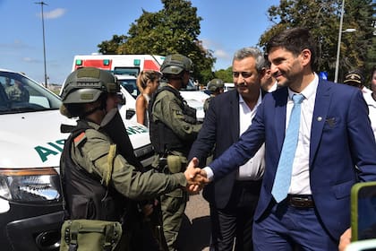 Maximiliano Pullaro y el intendente de Rosario, Pablo Javkin, saludan a personal del Ejército en Rosario